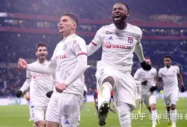 九游体育app-清晨法国杯传出新动向，勒沃库森迎来里程碑，管理层表态：质疑声仍在，临场指挥获称赞的简单介绍